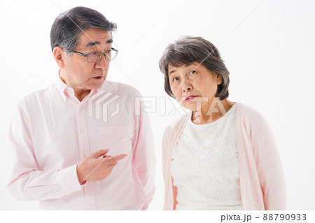 シニア夫婦 笑顔 会話 シニア夫婦 笑顔 会話 88790933