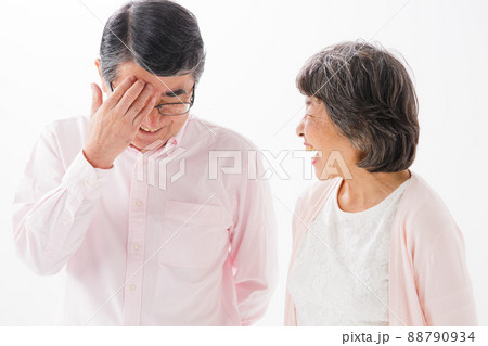 シニア夫婦　笑顔　会話 88790934