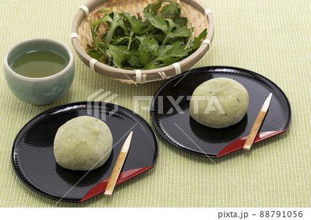 お茶とよもぎの葉を添えた草もち 88791056