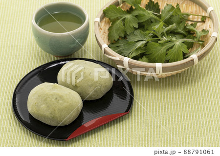お茶とよもぎの葉を添えた草もち 88791061