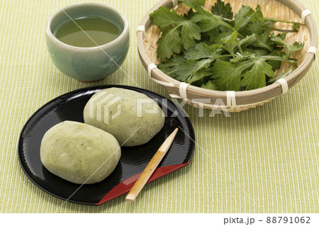 お茶とよもぎの葉を添えた草もち お茶とよもぎの葉を添えた草もち 88791062