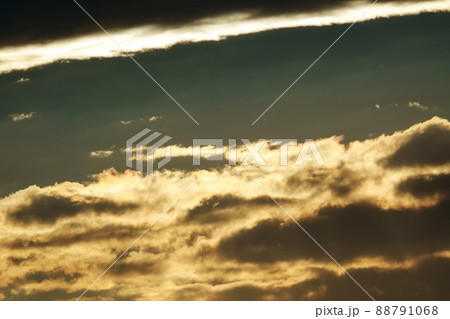 初冬の朝空・朝陽に照らさた雲・望遠・211114am 88791068