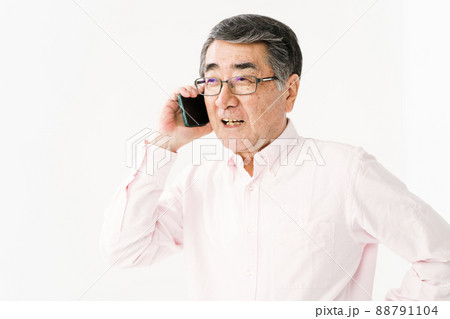 シニア男性 スマホ 通話 シニア男性 スマホ 通話 88791104