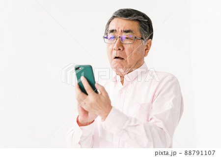 スマホを操作するシニア男性 88791107