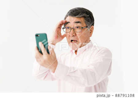 スマホを操作するシニア男性 スマホを操作するシニア男性 88791108