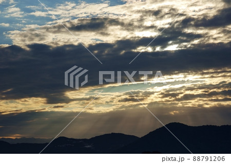 初冬の朝空・山々に射す光芒・望遠・211114am 初冬の朝空・山々に射す光芒・望遠・211114am 88791206