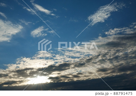 初冬の爽快な朝空・朝陽に照らされる雲・211114am 88791475