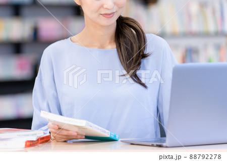 本を貸し出す図書館司書 撮影協力:中央工学校附属日本語学校 本を貸し出す図書館司書 撮影協力:中央工学校附属日本語学校 88792278