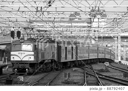 鉄道　列車　国鉄　EF58  阪和線　天王寺　阪和ホーム　推進　関西本線　竜華　運転区　お座敷　EF 88792407
