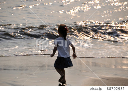 波と遊ぶ少女　なぎさの少女 88792985