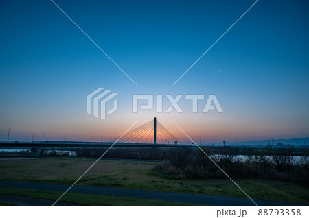 夕陽に浮かび上がる鳥飼仁和寺大橋 夕陽に浮かび上がる鳥飼仁和寺大橋 88793358