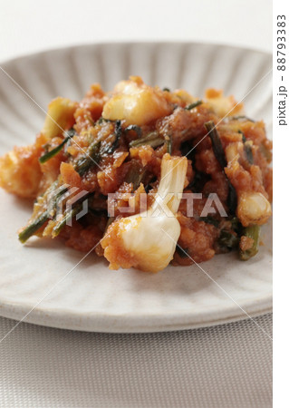 お皿に盛り付けたノビル味噌（手料理） 88793383