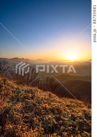 朝霧と山並みの絶景 88793681