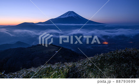 （山梨県）竜ヶ岳より望む朝霧と富士山 88793699