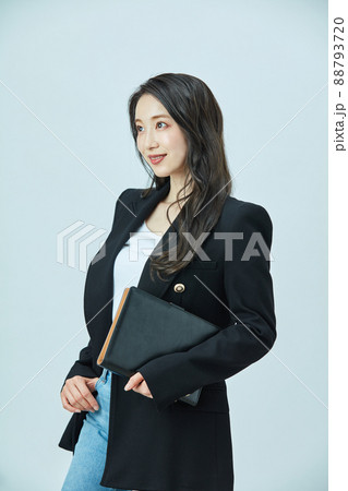 ファッション 手帳を持つジャケットの若い女性 ファッション 手帳を持つジャケットの若い女性 88793720
