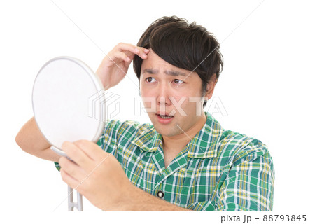 ヘアケアに不満な男性 88793845