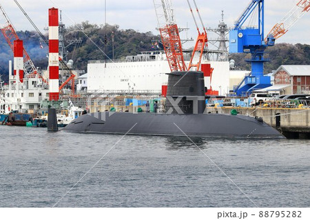 軍港・横須賀にて…日本を海中から護る潜水艦 88795282
