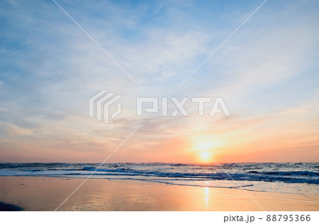 河原子海岸の日の出　茨城県 88795366