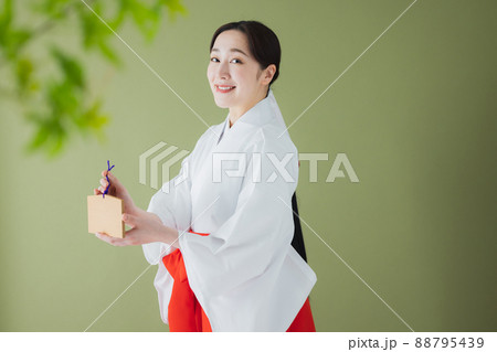 巫女 絵馬 巫女 絵馬 88795439