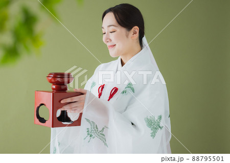 巫女　千早　盃台 88795501