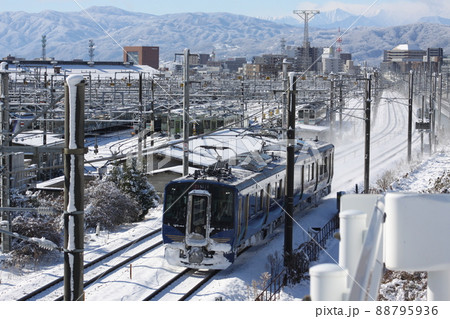 長野　雪の中のしなの鉄道　 88795936