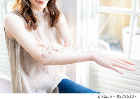 腕のスキンケアをする女性【パーツカット】 腕のスキンケアをする女性【パーツカット】 88796307