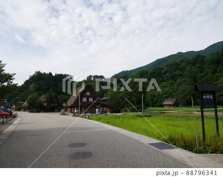 田舎町を歩く 88796341