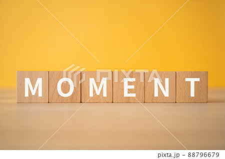 「MOMENT」と書かれた積み木 88796679