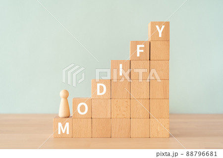 「MODIFY」と書かれた積み木と人形 「MODIFY」と書かれた積み木と人形 88796681