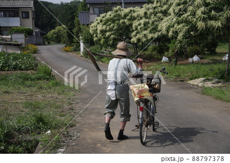 2021日本で一番幸せな町に選ばれた埼玉県鳩山町赤沼地区で鍬を肩に乗せて自転車を引き家路につく老農民 2021日本で一番幸せな町に選ばれた埼玉県鳩山町赤沼地区で鍬を肩に乗せて自転車を引き家路につく老農民 88797378
