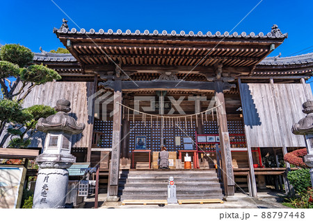 三重県鈴鹿市 秋の石薬師寺の本堂でお参りする人 三重県鈴鹿市 秋の石薬師寺の本堂でお参りする人 88797448