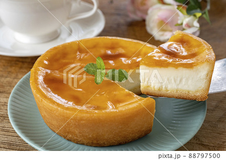 カットしたチーズケーキと紅茶 88797500