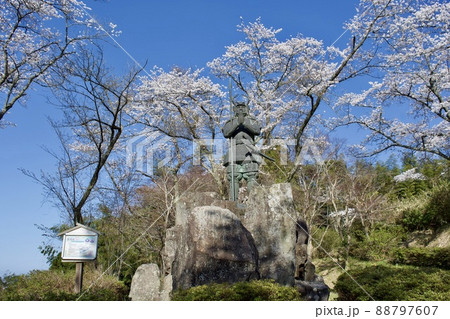 整備の済んだ春の月山富田城　太鼓壇の山中鹿之介像 88797607