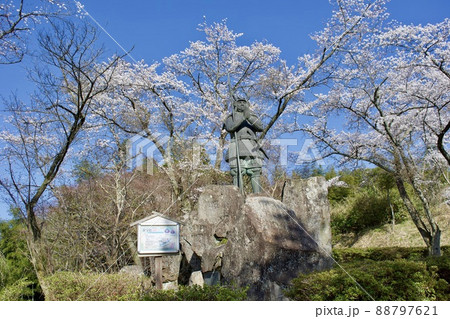 整備の済んだ春の月山富田城 太鼓壇の山中鹿之介像 整備の済んだ春の月山富田城 太鼓壇の山中鹿之介像 88797621