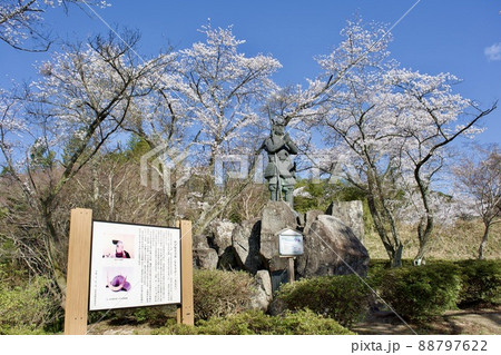 整備の済んだ春の月山富田城 太鼓壇の山中鹿之介像 整備の済んだ春の月山富田城 太鼓壇の山中鹿之介像 88797622