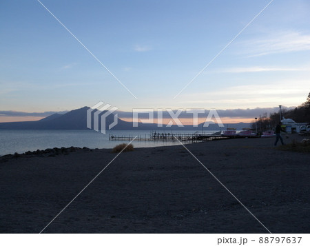 湖 夕焼け トワイライトタイム 静穏 支笏湖 湖 夕焼け トワイライトタイム 静穏 支笏湖 88797637