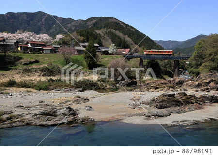 春の長良川鉄道 88798191