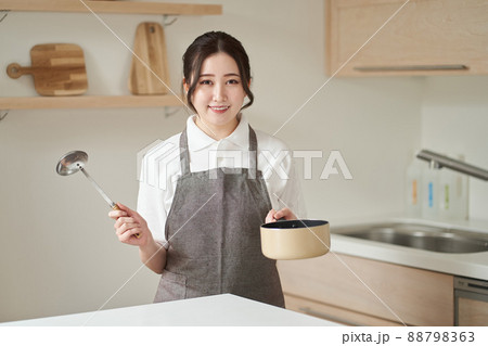 キッチンで料理をするアジア人女性 キッチンで料理をするアジア人女性 88798363