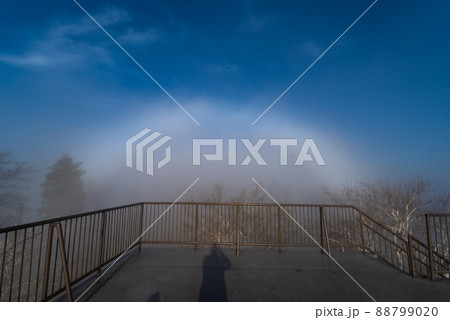 山本山高原(新潟県小千谷市)・頂上展望台の白虹(霧虹) 山本山高原(新潟県小千谷市)・頂上展望台の白虹(霧虹) 88799020