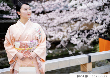 着物で京都を観光する女性 桜 春の写真素材 [88799055] - PIXTA