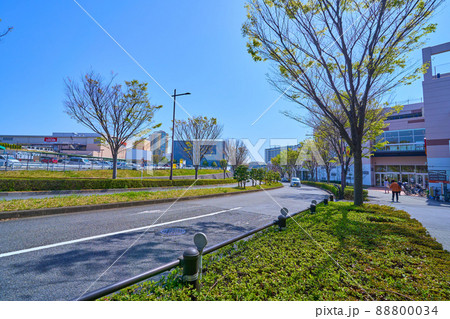 春の東京都稲城市若葉台2丁目の若葉台西交差点付近から若葉台駅方面 88800034