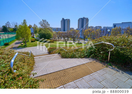 春の東京都稲城市若葉台1丁目から南東側の2丁目方面を見る 88800039