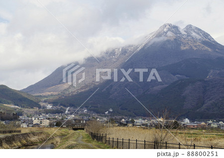 由布院盆地から眺める冠雪した由布岳 由布院盆地から眺める冠雪した由布岳 88800251