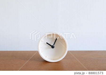 置き時計　時間イメージ 88801573