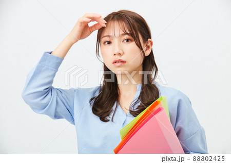 ビジネスカジュアルの若い女性　ファッション 88802425