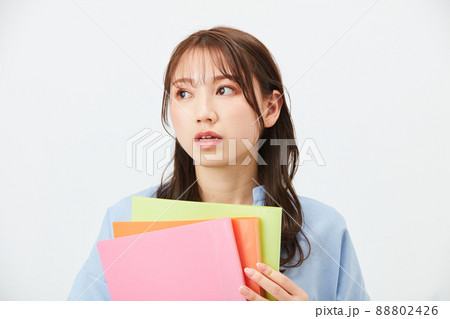 ビジネスカジュアルの若い女性　ファッション 88802426