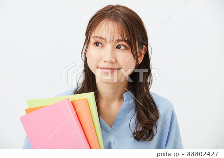 ビジネスカジュアルの若い女性　ファッション 88802427