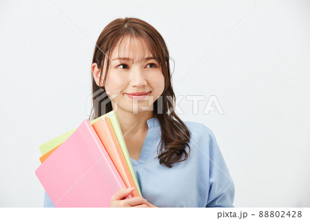 ビジネスカジュアルの若い女性　ファッション 88802428