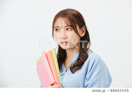 ビジネスカジュアルの若い女性　ファッション 88802430