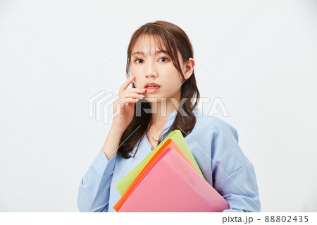 ビジネスカジュアルの若い女性　ファッション 88802435